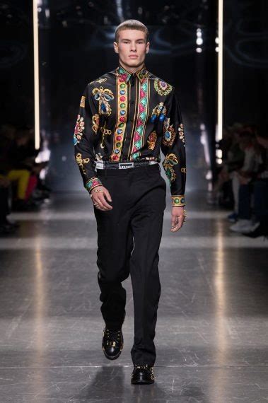 versace uomo autunno inverno 2019|Versace Fall 2019 Menswear Fashion Show .